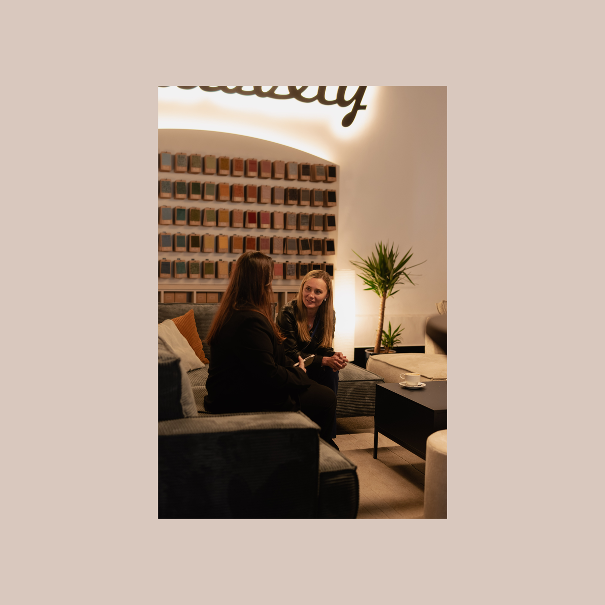Femmes discutant assises sur le canapé d’angle May dans le showroom Pillovely