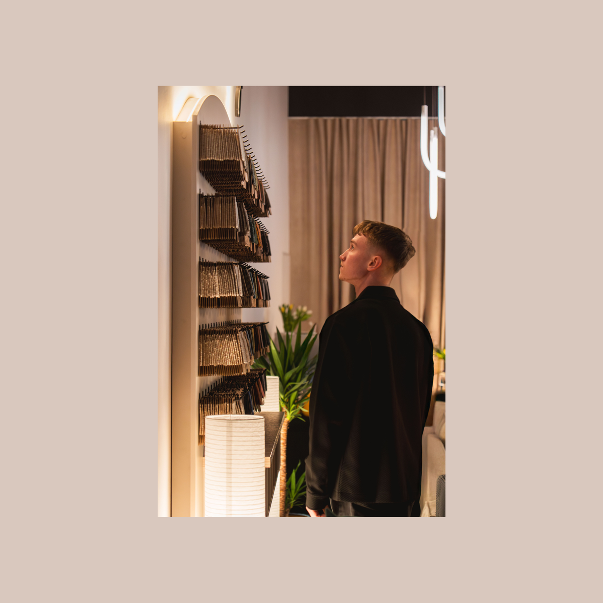 Homme regardant des échantillons de tissus dans le showroom Pillovely