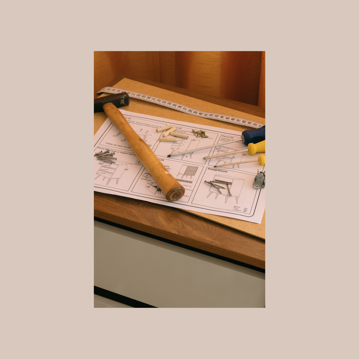 Outils et instructions sur le panneau de meuble