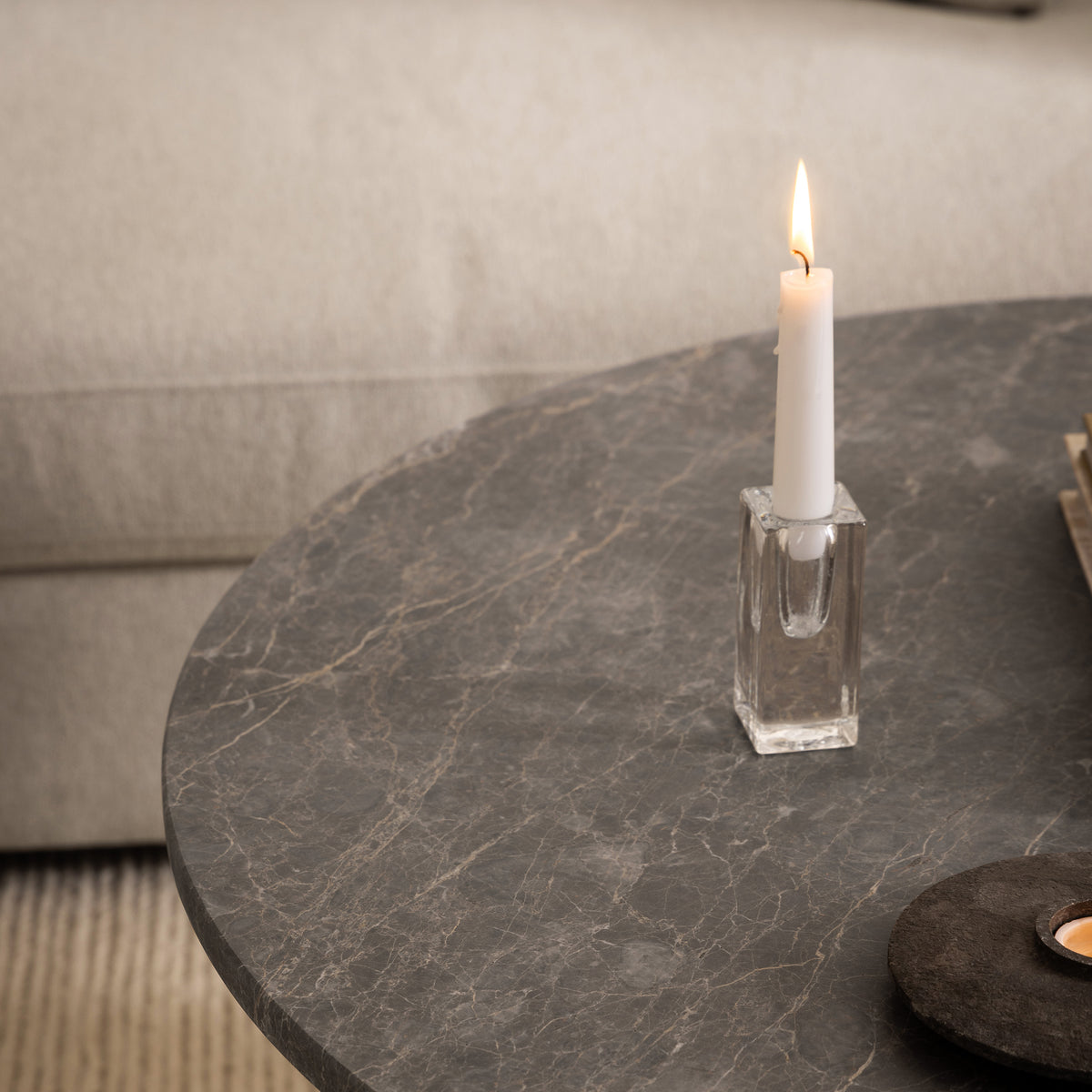 Plaris Round Coffee Table Ø90 cm, Elegant Style – in a room setting