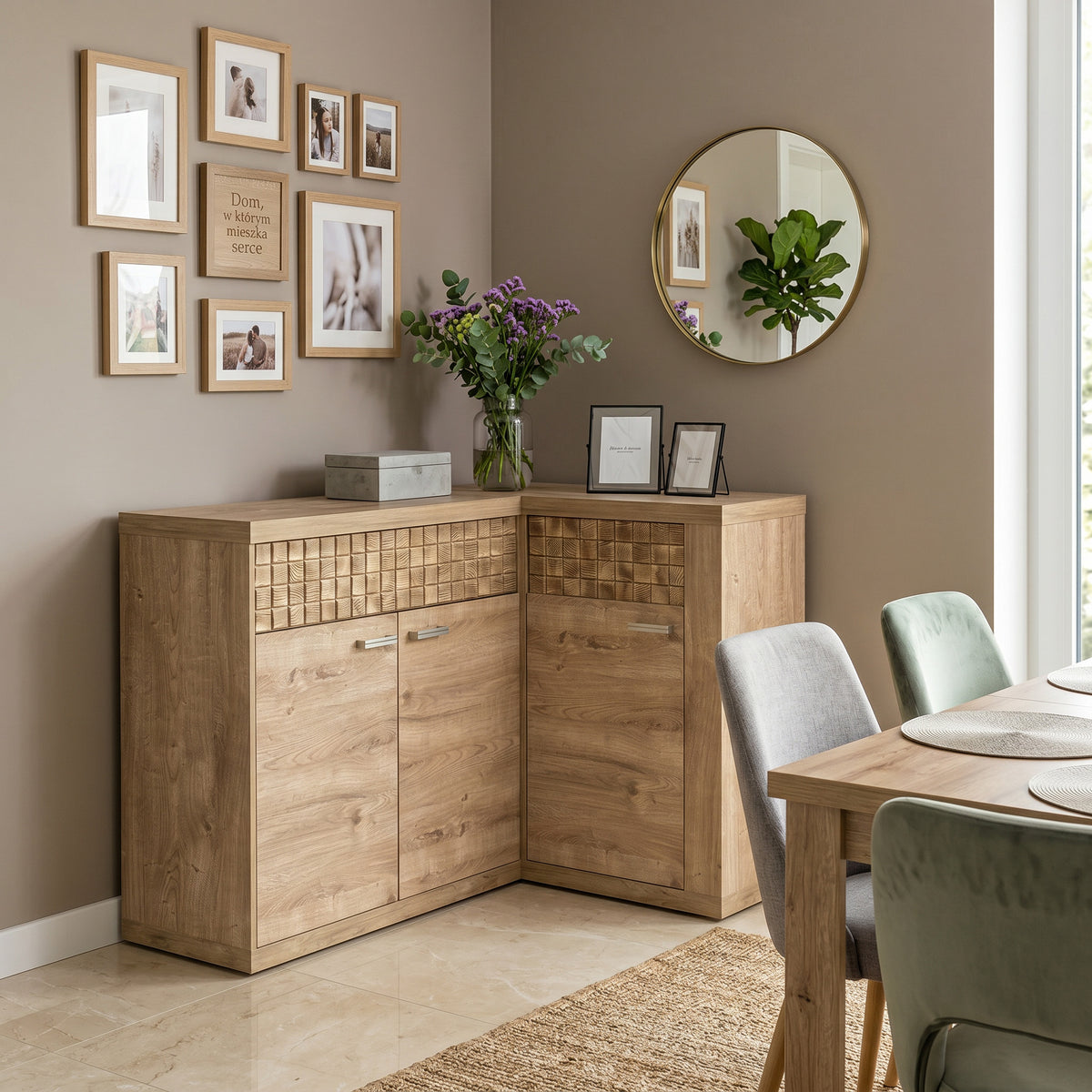 Commode Korin 132x99 dans une salle à manger avec cadres et bouquet de fleurs – commode d'angle
