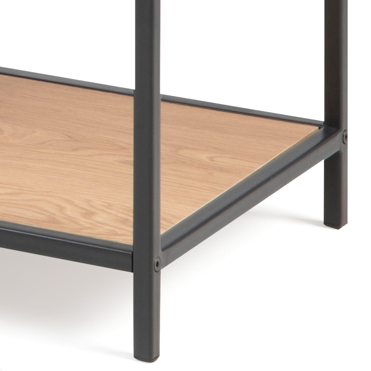 Étagère Skeleto 114 x 78, chêne sauvage – détail de l'étagère inférieure et du pied carré du cadre noir