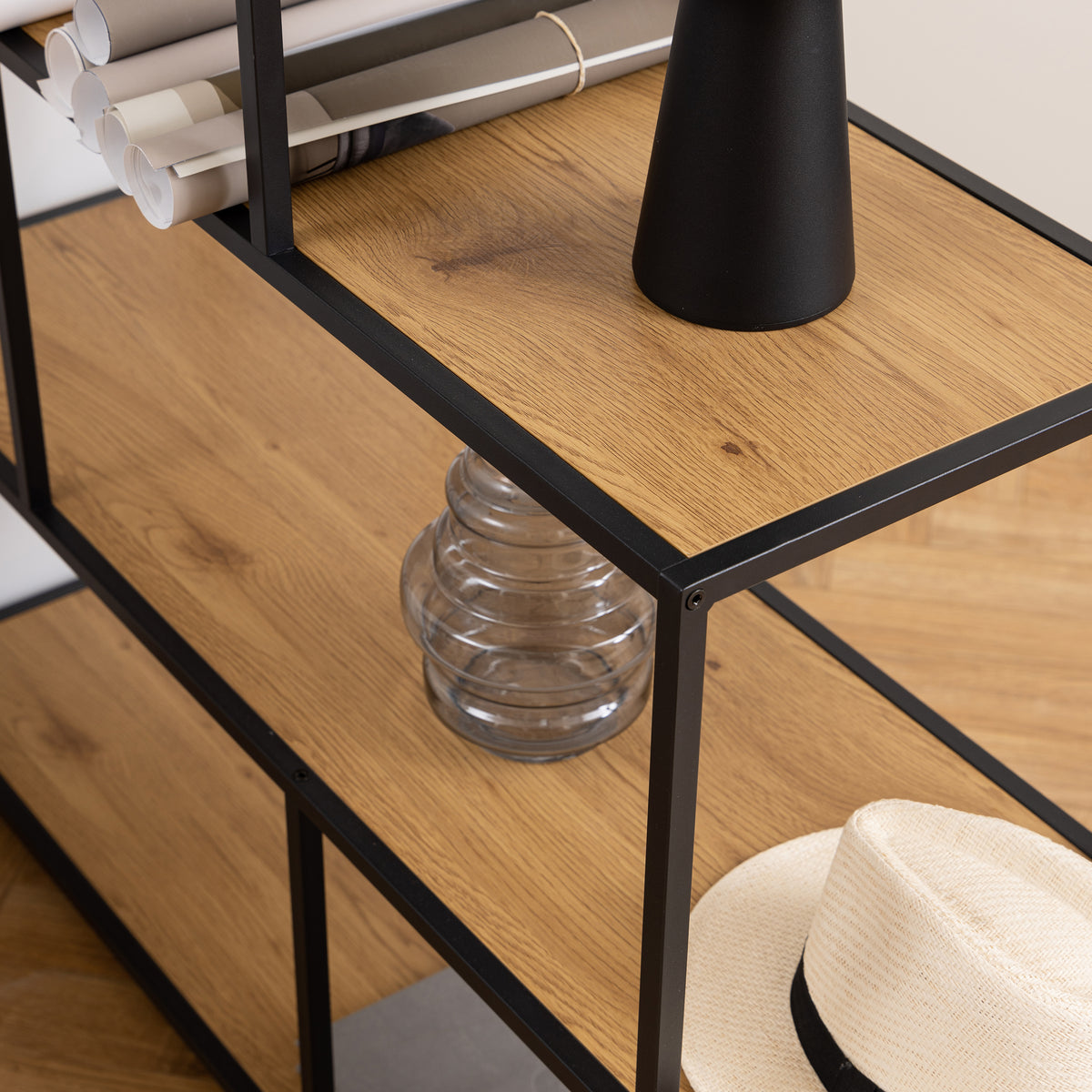 Étagère Skeleto 135x150 Chêne Sauvage – étagère avec une petite lampe noire et un vase en verre, bibliothèque pour le salon