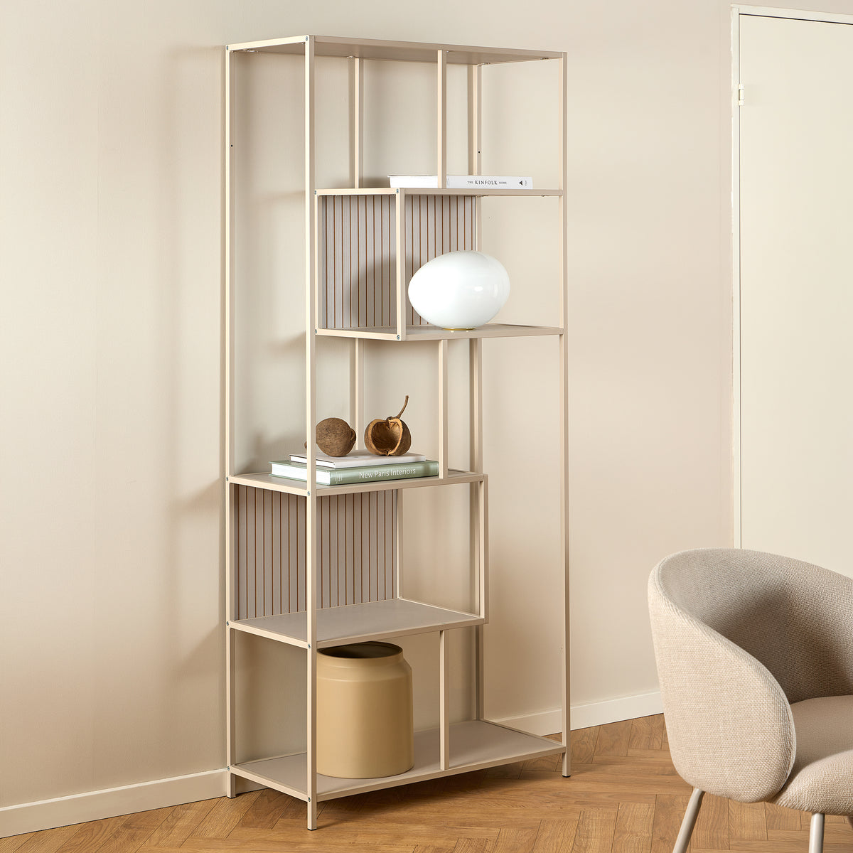Étagère Skeleto 77 x 185 en mélamine grise dans une pièce lumineuse, à côté d'un fauteuil, avec une lampe en forme de boule – étagère de salon