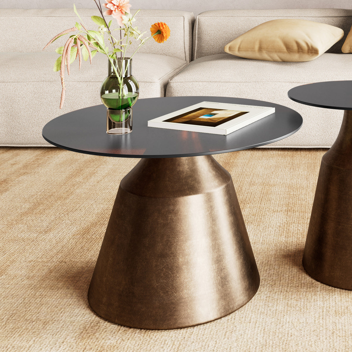 Table basse Fumor GOLD 70x42 devant un canapé clair, avec un vase et un livre – table basse en verre pour le salon