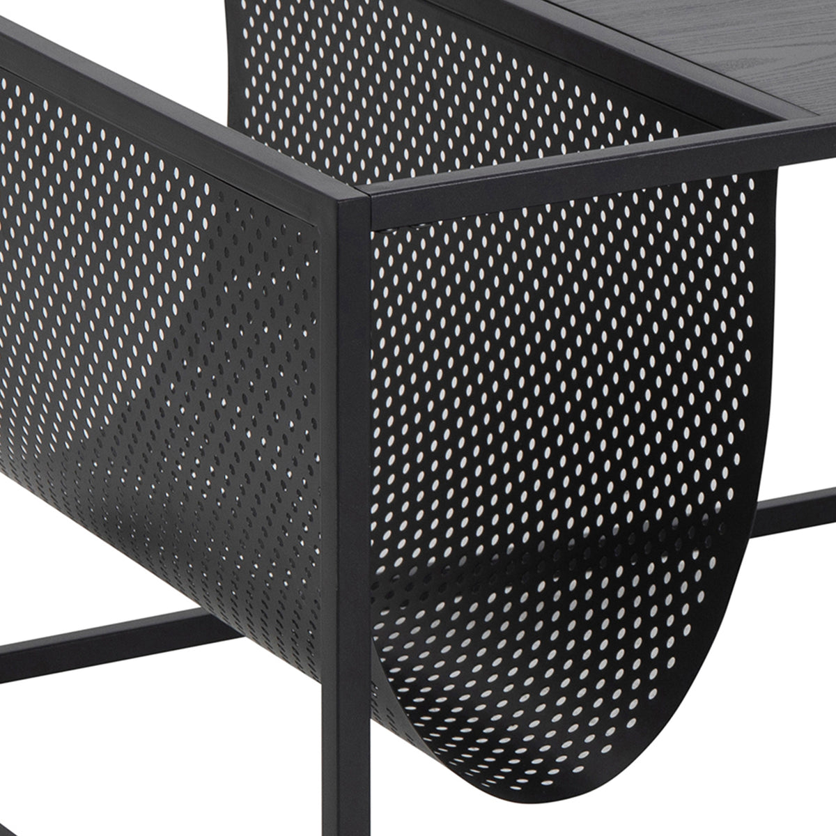 Table basse Skeleto 110 x 60 – gros plan sur la pochette perforée pour les journaux et le profil carré du cadre