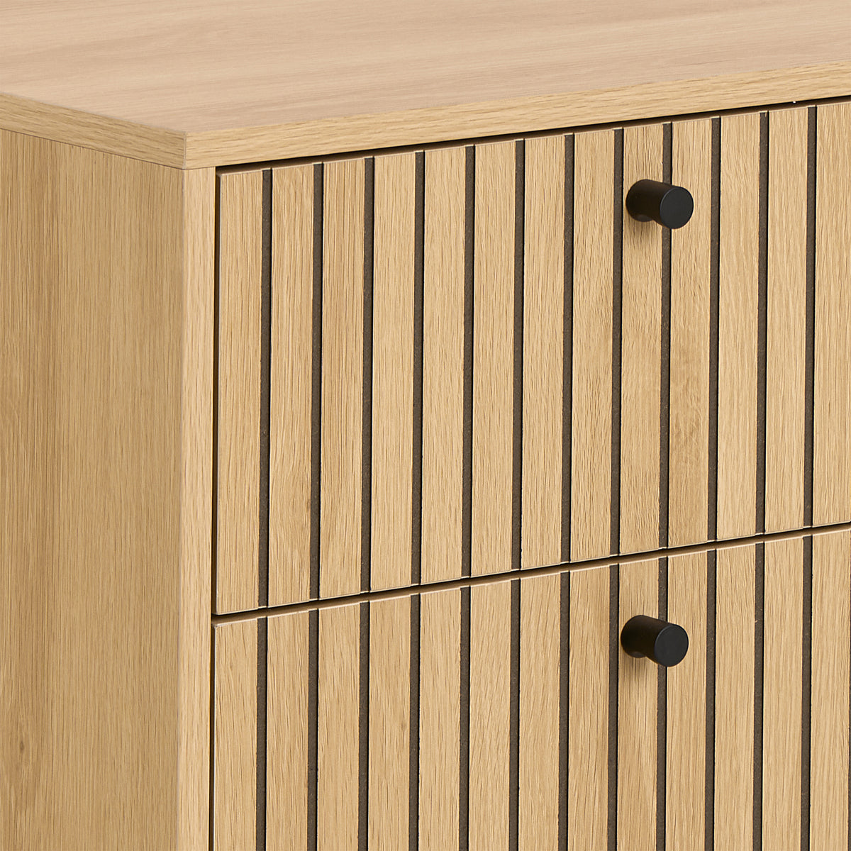 Table de chevet Bambouz 46 x 70 – gros plan sur la façade à lamelles des tiroirs et le bouton noir