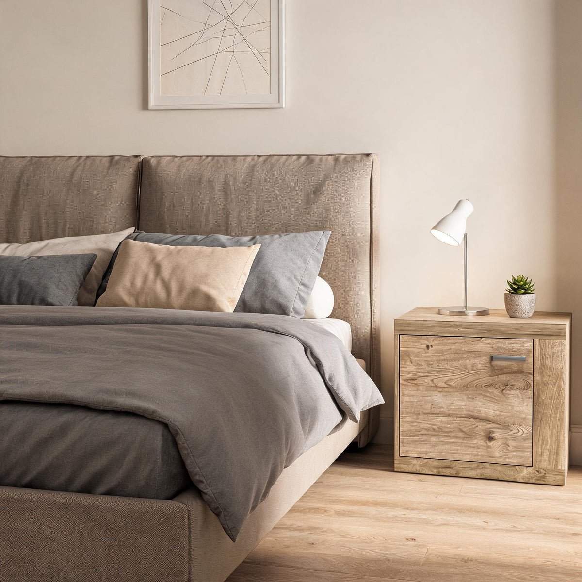 Table de chevet Korin 57x51 près d'un lit beige avec lampe et plante grasse – table de chevet style bohème