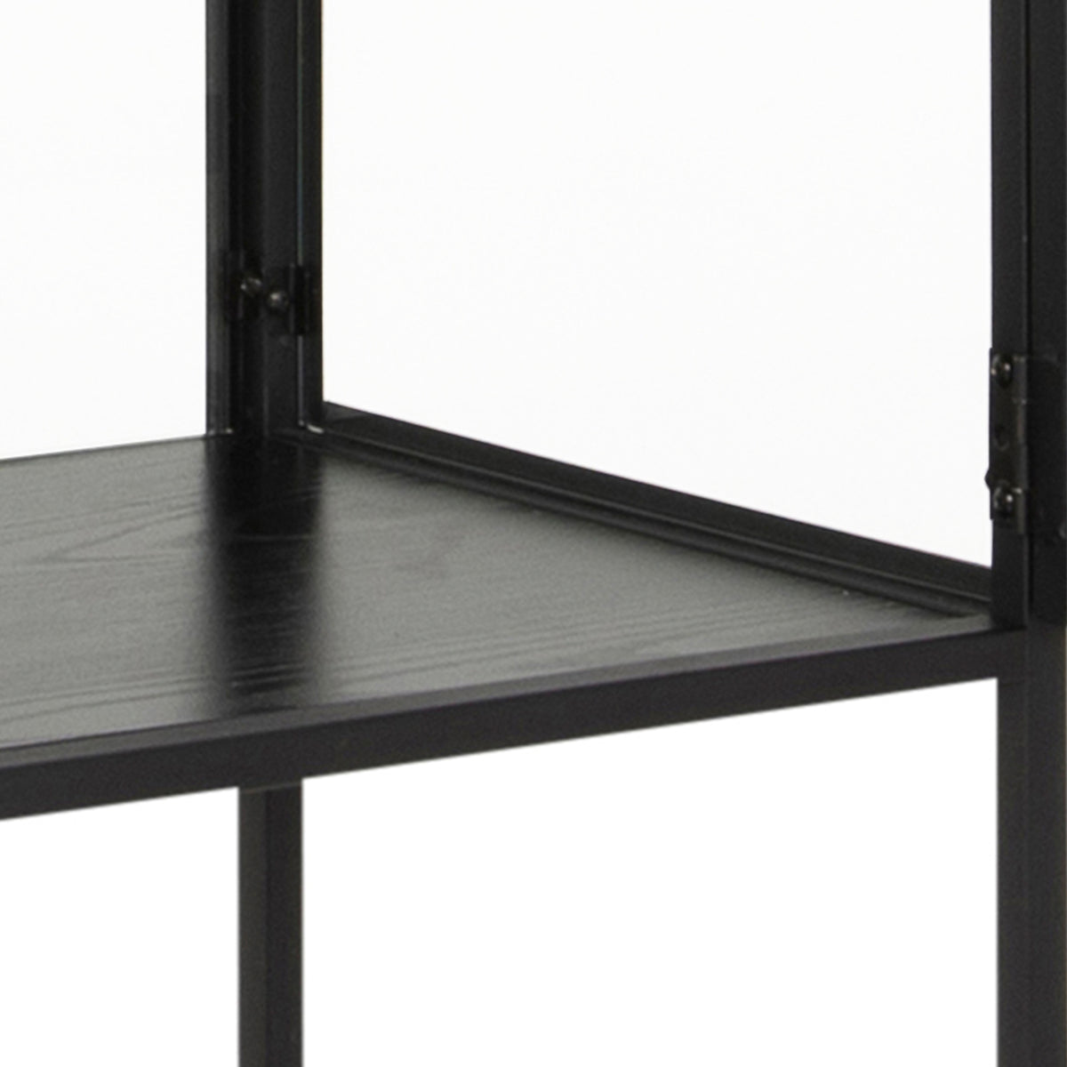Vitrine Skeleto 77 x 186, mélaminé noir – gros plan sur l'étagère à la texture de frêne noir et le cadre noir