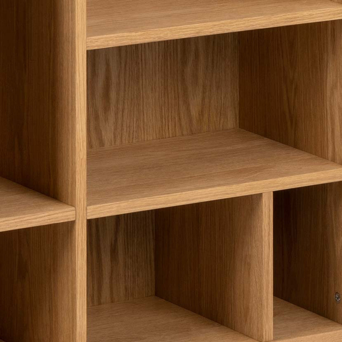 Regał Asymo do salonu 90x180 w stylu japandi – zbliżenie na detale i fakturę