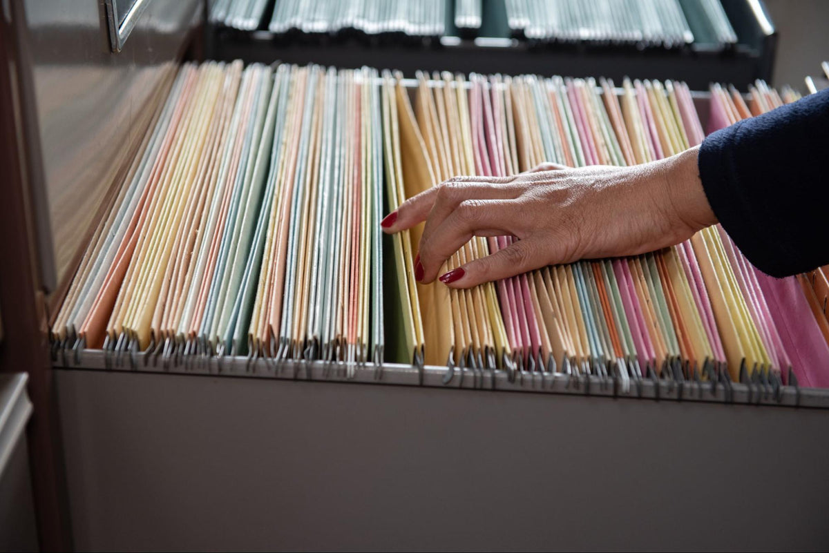 Wie bewahrt man Dokumente auf? 5 Tricks zur Aufbewahrung von Notizen, Büchern und Accessoires in einer kleinen Wohnung