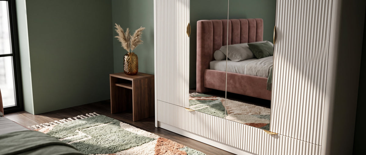 Bedroom with a spacious Laanti wardrobe with mirrored fronts.