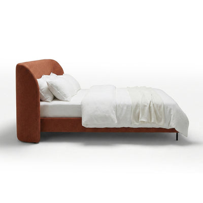Łóżko tapicerowane Dorida z gładkim zagłówkiem w stylu minimalistycznym – widok z boku