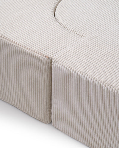 Sofa Kamelia piankowa wolnostojąca 200 cm z funkcją spania w stylu japandi – zbliżenie na detale i fakturę