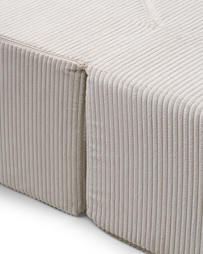 Sofa Kamelia piankowa wolnostojąca 200 cm z funkcją spania w stylu japandi – zbliżenie na detale i fakturę