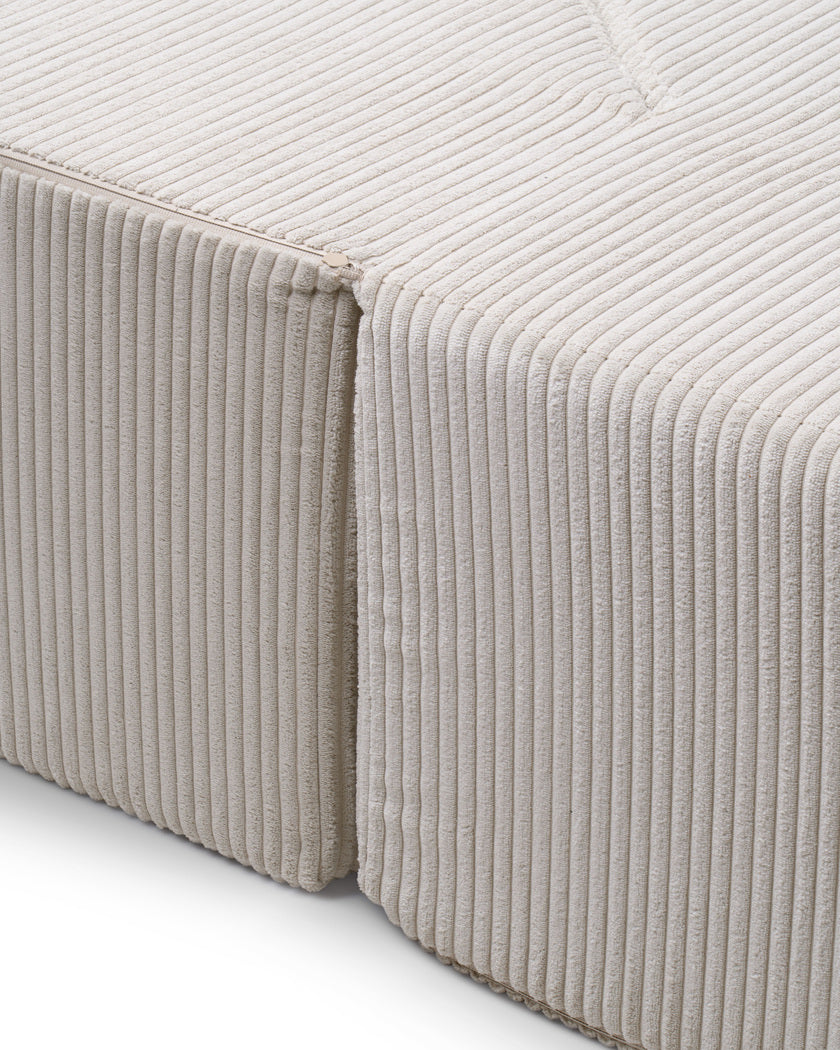 Sofa Kamelia piankowa wolnostojąca 200 cm z funkcją spania w stylu japandi – zbliżenie na detale i fakturę