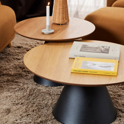 Okrągły stolik kawowy do salonu Talin o średnicy 85 cm w stylu soft loft – w aranżacji wnętrza