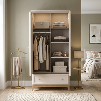 Szafa Serena 92x193 z frezowanymi frontami w stylu klasycznym – w aranżacji wnętrza