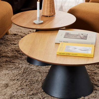 Okrągły stolik kawowy do salonu Talin o średnicy 65 cm w stylu soft loft – w aranżacji wnętrza