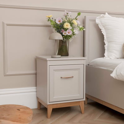 Szafka nocna Serena 45x62 na dębowych nogach w stylu modern classic – w aranżacji wnętrza