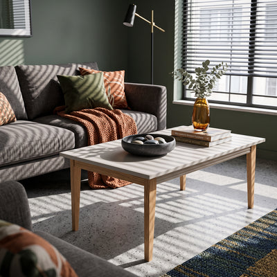 Stolik kawowy do salonu Serena 90x40 z dekoracyjną listwą w stylu modern classic – w aranżacji wnętrza
