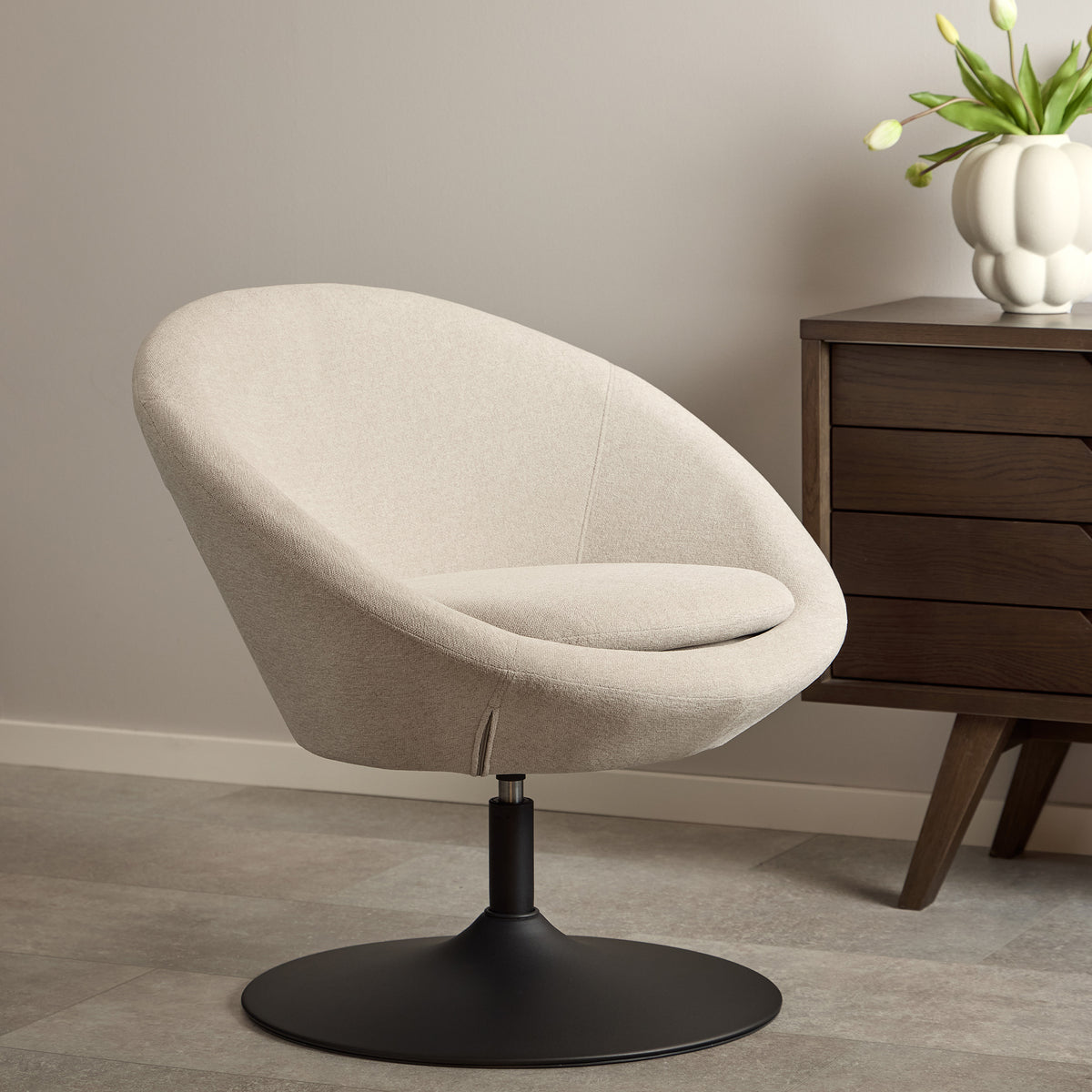 Otulo Swivel Armchair, Soft Style – in a room setting