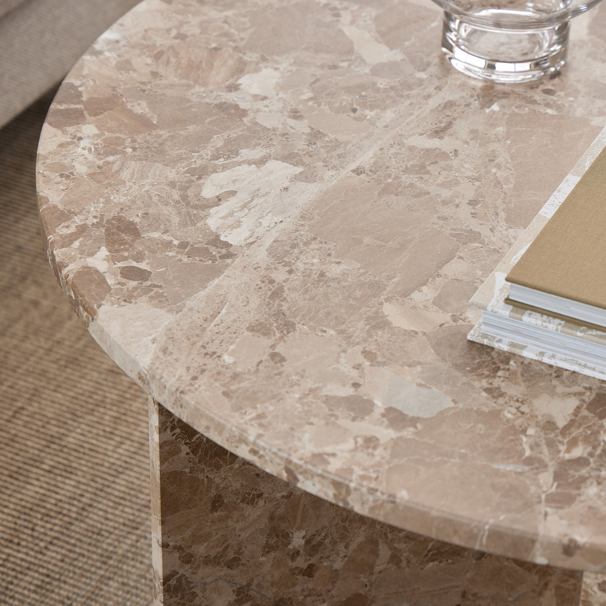 Plaris Round Coffee Table Ø90 cm, Elegant Style – in a room setting