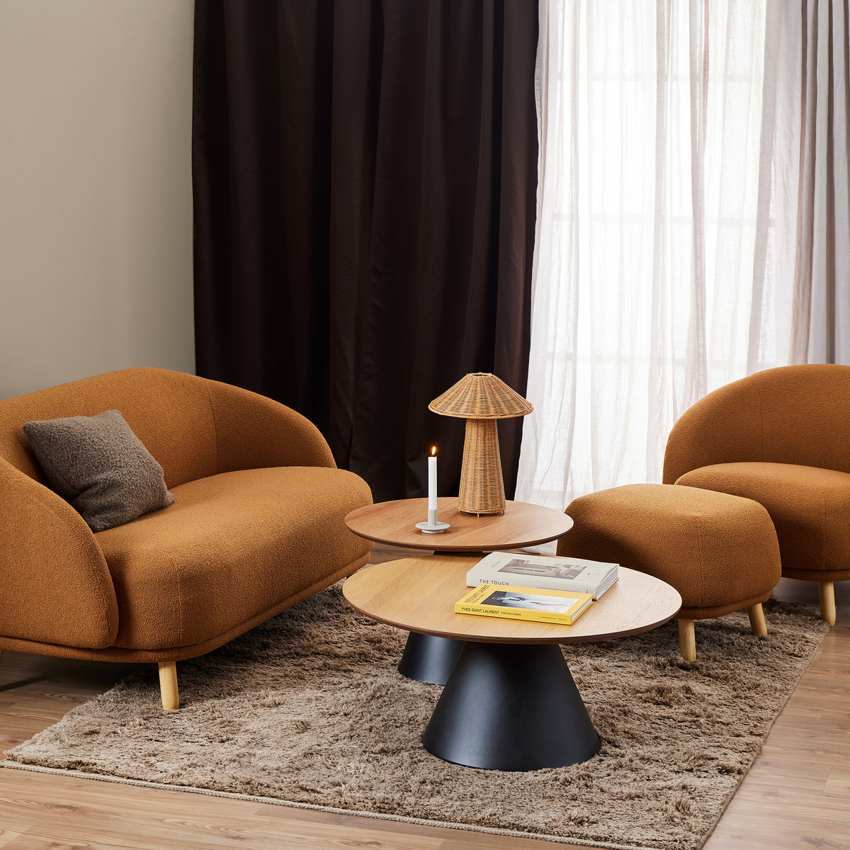 Okrągły stolik kawowy Talin o średnicy 65 cm w stylu soft loft – w aranżacji wnętrza