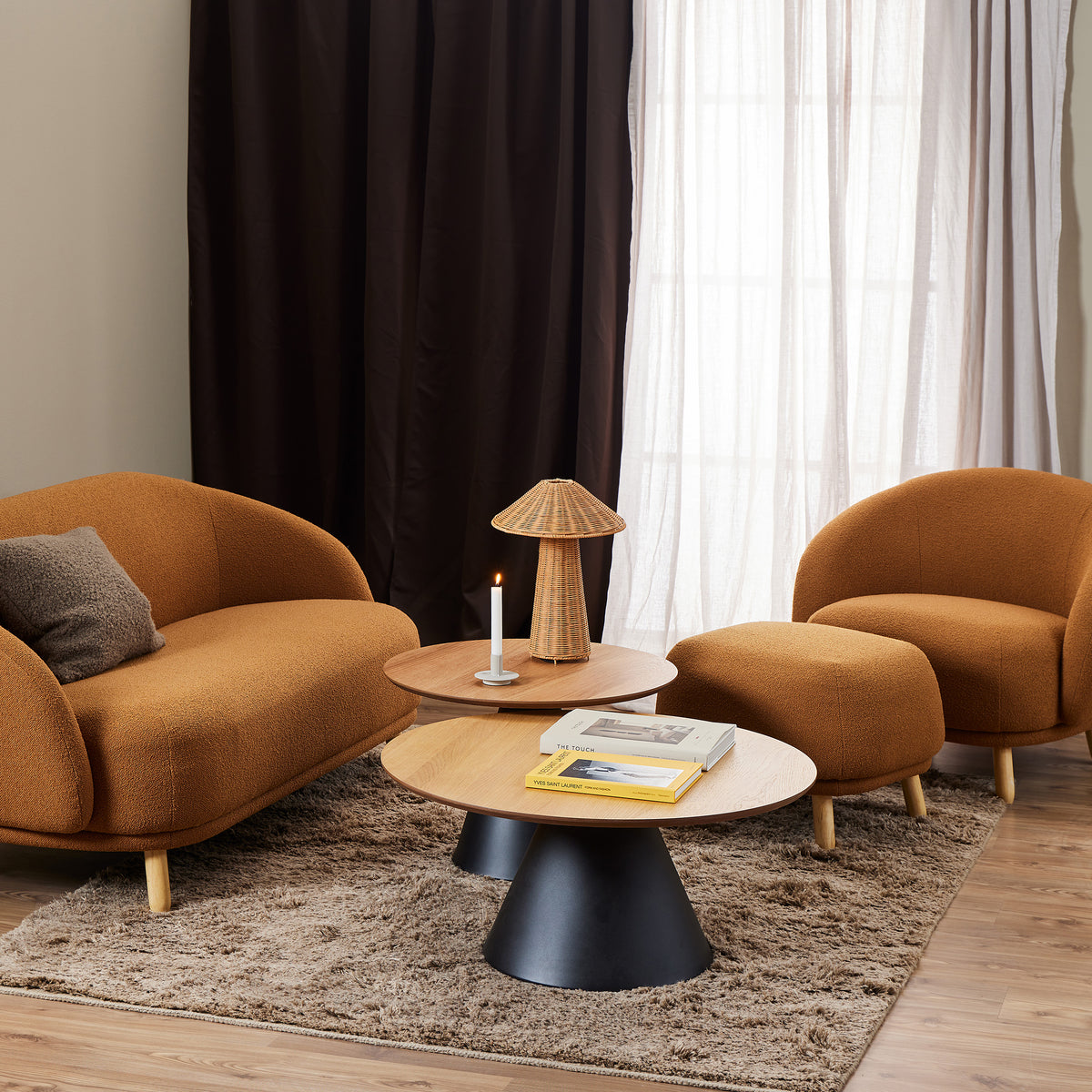 Okrągły stolik kawowy Talin o średnicy 85 cm w stylu soft loft – w aranżacji wnętrza