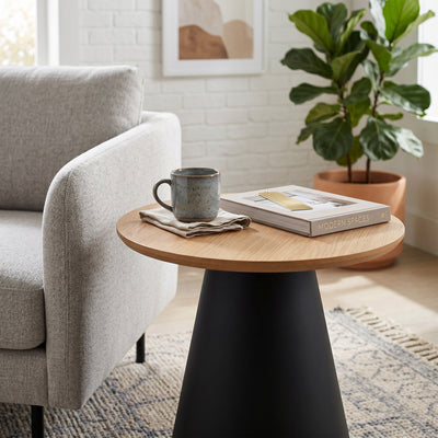 Okrągły stolik kawowy do salonu Talin o średnicy 45 cm w stylu soft loft – w aranżacji wnętrza
