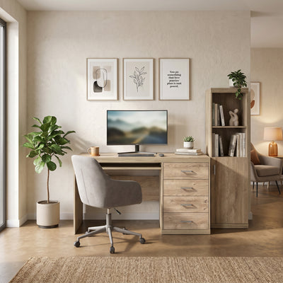 Bureau Korin 120x78 dans un bureau avec écran, chaise grise et étagère – bureau pour le télétravail