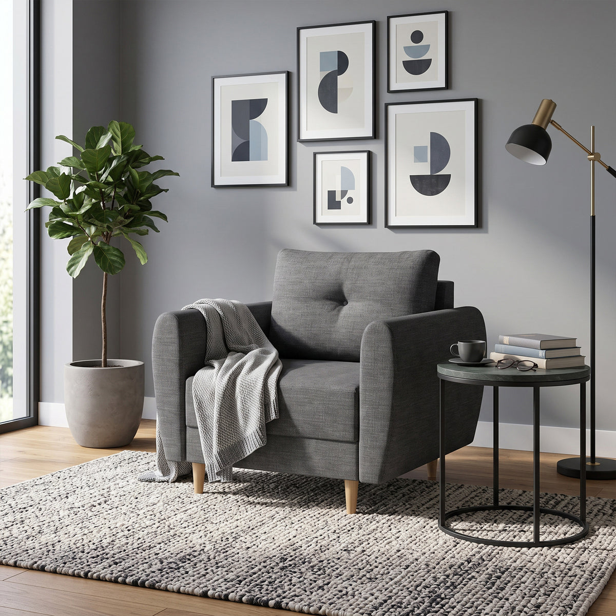 Fauteuil Harmi 90 cm dans un salon avec une galerie d'illustrations, une plante et une table avec des livres – fauteuil de lecture