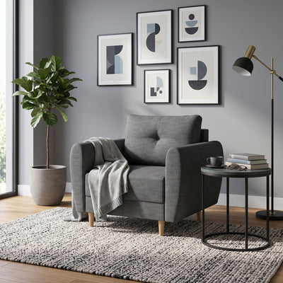 Fauteuil Harmi 90 cm dans un salon avec une galerie d'illustrations, une plante et une table avec des livres – fauteuil de lecture