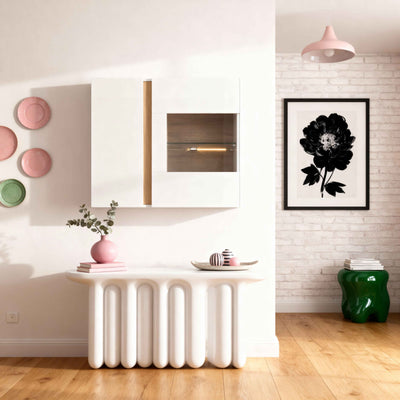 Witryna do salonu Armelia wisząca przeszklona 97x83 cm w stylu minimalistycznym – w aranżacji wnętrza