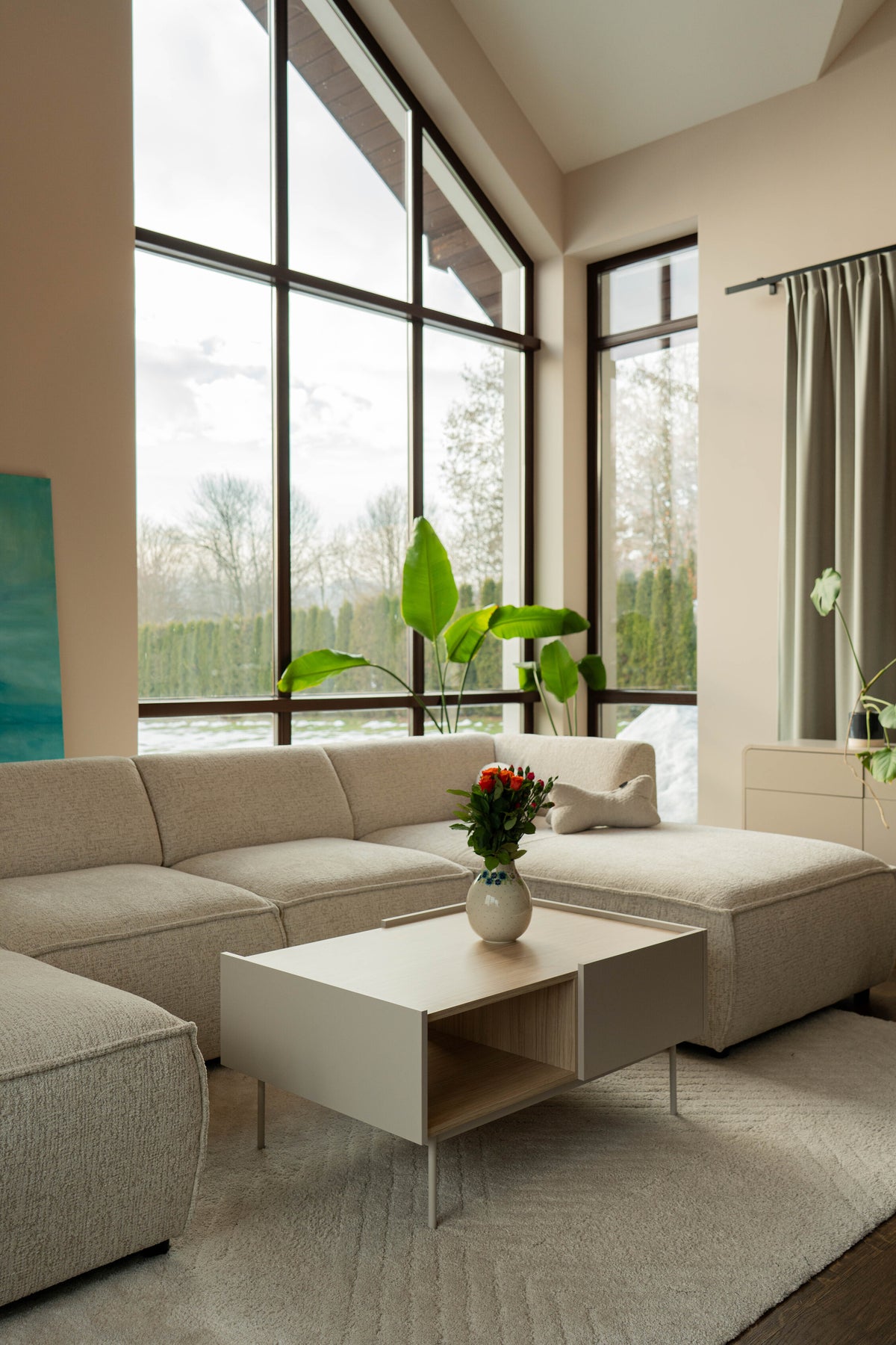 Canapé modulaire Brick dans un salon lumineux avec de grandes fenêtres.