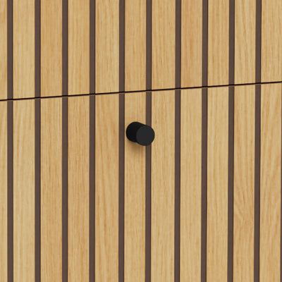 Commode Bambouz 81 x 81 – détail des lamelles verticales couleur chêne et des poignées de tiroir noires