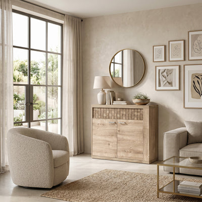 Commode Korin 102x99 dans un salon avec mur beige, lampe et fauteuil bouclette – commode basse pour le salon