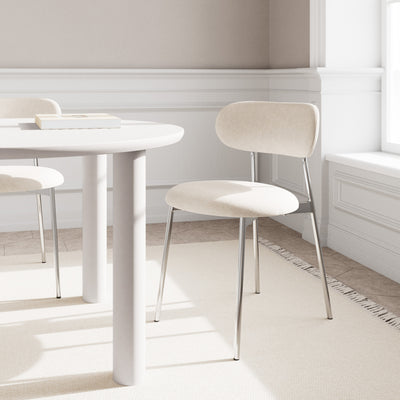 Chaises Dotto 47x79 couleur sable autour d'une table ronde blanche dans une salle à manger lumineuse dotée d'une fenêtre – chaises de style rétro