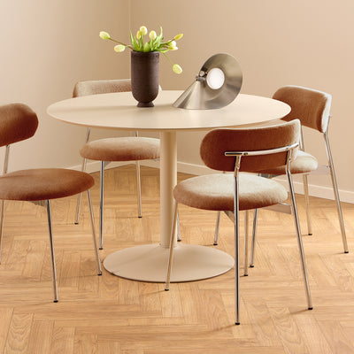 Chaises Dotto 47 x 79, couleur terre cuite, autour d'une table ronde ornée de tulipes et d'une lampe, disposées en épi – chaises de salle à manger de style rétro