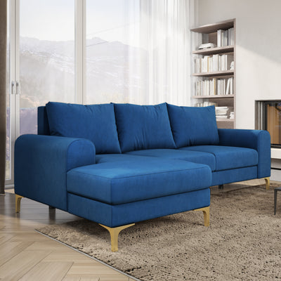 Canapé d'angle Arpelo 245x145 Saphir Nocturne (MANILA 26) dans un salon lumineux avec une bibliothèque et un tapis – canapé d'angle en velours