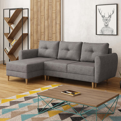 Canapé d'angle Harmi Brume Argentée (SAWANA 05) dans un salon de style scandinave avec une table basse, chaise longue à gauche