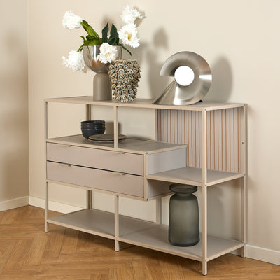 Étagère basse Skeleto 114 x 78, mélaminé gris, avec des fleurs blanches dans un vase et une lampe argentée posée sur le plateau
