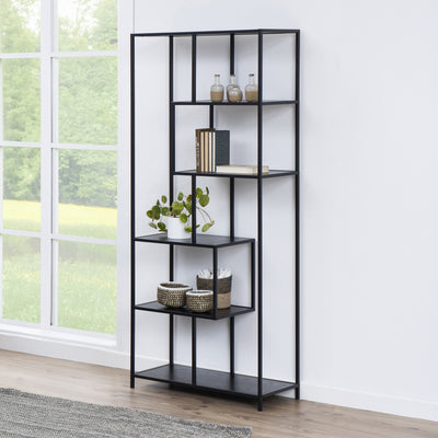 Étagère Skeleto 77 x 185 en mélamine noire près d'une grande fenêtre, avec une plante, des paniers et des livres – une étagère noire pour le salon
