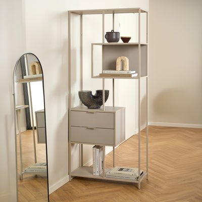 Étagère Skeleto 77 x 185, mélaminé gris, dans une pièce lumineuse près d'un miroir, avec des objets en céramique et des livres