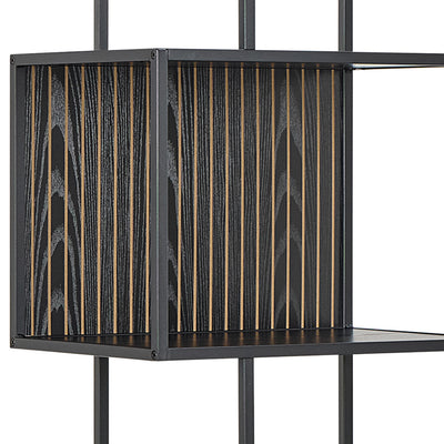 Étagère Skeleto 77 x 185, mélamine noire – gros plan sur le compartiment avec des lattes verticales au décor frêne noir