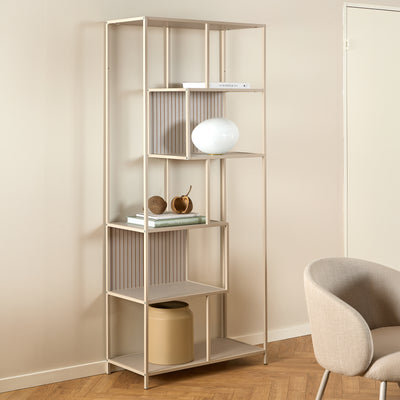 Étagère Skeleto 77 x 185 en mélamine grise dans une pièce lumineuse, à côté d'un fauteuil, avec une lampe en forme de boule – étagère de salon
