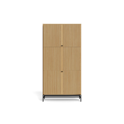 Armoire Bambouz 99 x 200, vue de face – portes à lamelles au décor chêne, avec des poignées rondes noires