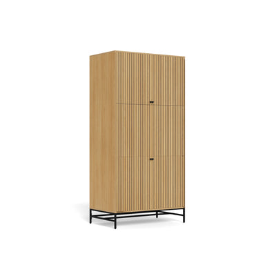 Armoire Bambouz 99 x 200 au décor chêne – vue en biais sur les quatre portes à lamelles et le socle en acier noir