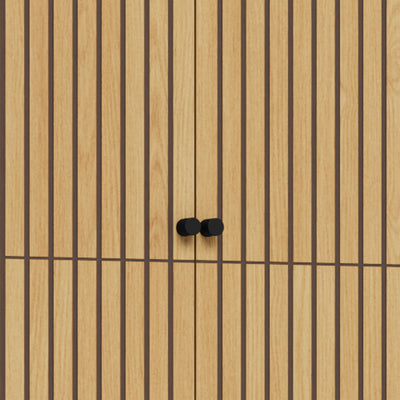 Armoire Bambouz 99x200 – gros plan sur les portes à lamelles imitation chêne avec deux poignées noires