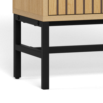 Meuble à chaussures Bambouz 72 x 141 – détail du socle en acier noir avec un raccord en forme de H